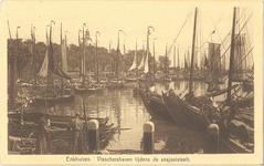 foto-9831 Enkhuizen. Visschershaven tijdens de ansjovisteelt, ca. 1920
