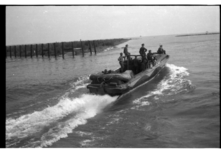  Patrouillevaartuig van de Duitse Kriegsmarine verlaat de haven van Hoorn