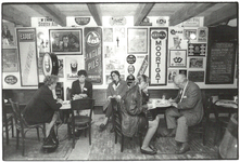 foto-12762 Interieur bierproeflokaal 'De Bierkaai' aan de Bierkade in Hoorn, 1994