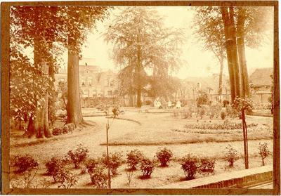 foto-1079 Gravenstraat. Tuin Stadsziekenhuis, ca. 1900