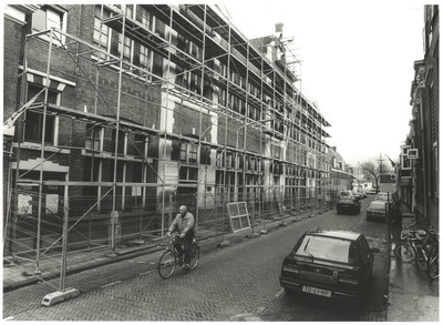 foto-12474 Voormalige Ireneschool aan de Muntstraat in de steigers, 1991