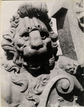 foto-1261 Schilddragende leeuw op de voorgevel van het WFM Hoorn, waarop afgebeeld het wapen van Edam, ca. 1940