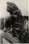 foto-1262 Schilddragende leeuw op voorgevel WFM Hoorn met wapen van Edam, ca. 1940