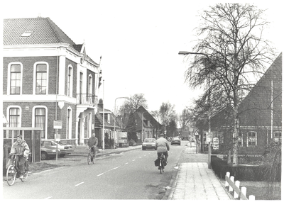 foto-14299 Zwaag : Dorpsstraat, voormalig raadhuis (nr. 131) en naaste omgeving, gezien vanuit het westen, 1988