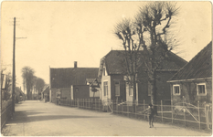 foto-18018 Overweg (met bord) De Buurt, ca. 1920