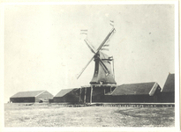 foto-18193 Het Vette Schaap aan het Dijkje te Zaandijk vóór 1911 in enigzins schamele feesttooi, ca. 1905