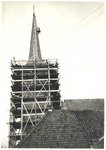 foto-18270 Restauratie van de toren Schellinkhout. Een leidekker in actie in zijn zitbakje dat plaats biedt aan man + ...