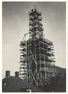 foto-18276 Herstel van de toren van de kerk te Schellinkhout : restauratie van de spits, 1953