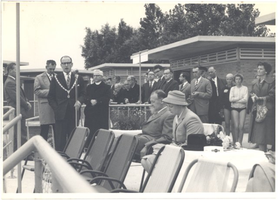 foto-21053 Officiële opening Zeebad door burgemeester H.B.P.A. Letschert, 1960
