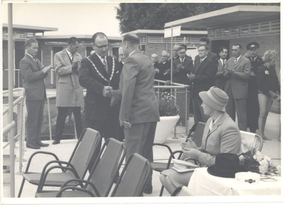 foto-21054 Officiële opening Zeebad door burgemeester H.B.P.A. Letschert, 1960
