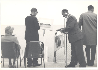 foto-21055 Officiële opening Zeebad door burgemeester H.B.P.A. Letschert, 1960