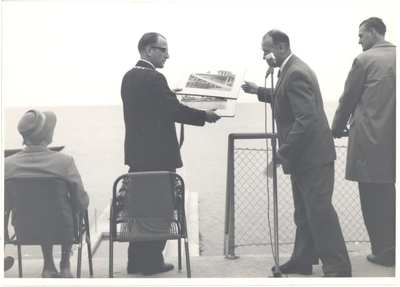 foto-21056 Officiële opening Zeebad door burgemeester H.B.P.A. Letschert, 1960