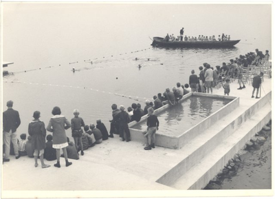 foto-21060 Officiële opening Zeebad door burgemeester H.B.P.A. Letschert, 1960