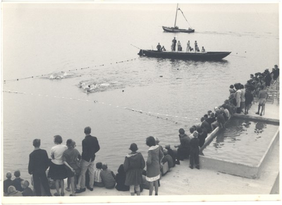 foto-21062 Officiële opening Zeebad door burgemeester H.B.P.A. Letschert, 1960
