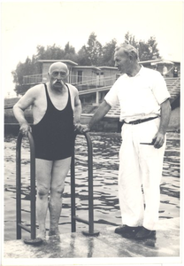 foto-21068 Zwemmen voor jong en oud in het Zeebad te Medemblik, ca. 1965