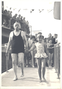 foto-21069 Zwemmen voor jong en oud in het Zeebad te Medemblik, ca. 1965
