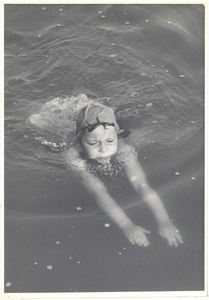 foto-21070 Zwemmen voor jong en oud in het Zeebad te Medemblik, ca. 1965