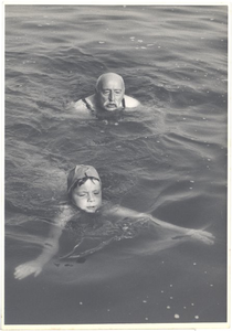 foto-21071 Zwemmen voor jong en oud in het Zeebad te Medemblik, ca. 1965