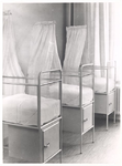 foto-22748(5) Babykamer in het Theresia kinderpaviljoen Sint Jans Gasthuis te Hoorn, 1953