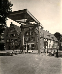 foto-2345 Hoorn : Onder de Boompjes, hoek Pakhuisstraat, 1949