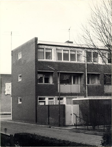 foto-2366 Achterzijde huizen Joh. Poststraat tegenover de Techn. school, ca. 1975