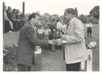 foto-24295 Officiële opening door Dr.ir. D.R. Mansholt van het gemeentelijk sportpark te Grootebroek, 1953