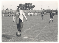 foto-24297 Officiële opening door Dr.ir. D.R. Mansholt van het gemeentelijk sportpark te Grootebroek, 1953