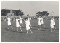 foto-24303 Officiële opening door Dr.ir. D.R. Mansholt van het gemeentelijk sportpark te Grootebroek, 1953