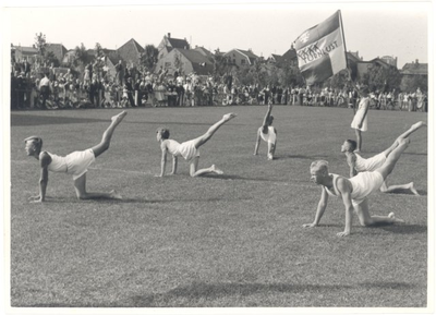 foto-24305 Officiële opening door Dr.ir. D.R. Mansholt van het gemeentelijk sportpark te Grootebroek, 1953