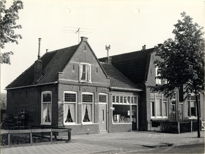 foto-2506 Hoorn : woon-winkelhuis aan de Tweeboomlaan, ca. 1975