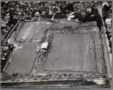 foto-25128 Officiële opening door Dr.ir. D.R. Mansholt van het gemeentelijk sportpark te Grootebroek, 1953