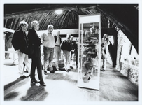 foto-28655 Gemeentelijke commissie Kunst en Cultuur brengt bezoek aan de Archeologische dienst te Hoorn, 1998