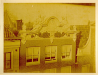 foto-363 Hoorn. Houten gevelbekroning van het huis No. 17 in de Nieuwstraat...., ca. 1883