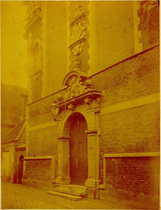 foto-376 Hoorn. Poortje in den gevel van de St. Anthonis of Oosterkerk in de Oostenstraat 1615 - 1616, 188-?