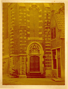 foto-399 Hoor. Zuidportaal aan de Noorder. of Lieve Vrouwe Kerk gebouwd 1519, 188-?