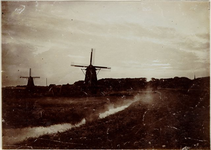 foto-486 1904 Weel vanaf de Westerdijk. Links molen Nieuwpoort, rechts molen Balk, 1904