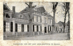 foto-5451 Voorgevel van het Sint Jans - Gasthuis te Hoorn, ca. 1920