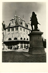 foto-5583 Hoorn : Rodesteen met Waag (1609) en standbeeld van J.Pz. Coen, ca. 1955