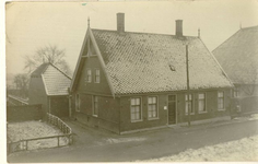 foto-5937 Andijk in wintertooi, 1945
