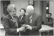 foto-15251 Oud-wethouder en raadlsid A. Sijm neemt afscheid van de gemeenteraad Hoorn, 1997