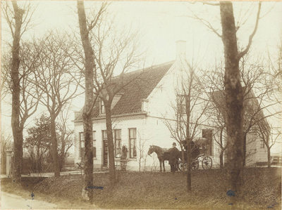 foto-16284 Gerard Cornelis van Balen Blanken voor zijn huis te Benningbroek (?), 188-?