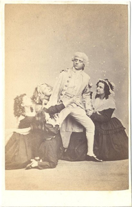 foto-17042 Portret van een man, drie vrouwen en een jong meisje, die een scène uit een opera van Ristori verbeelden, 188-?