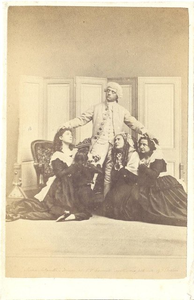 foto-17044 Portret van een man, drie vrouwen en een jong meisje, die een scène uit een opera van Ristori verbeelden, 188-?