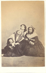 foto-17045 Portret van drie vrouwen en een jong meisje, die een scène uit een opera van Ristori verbeelden, 188-?