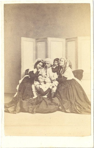 foto-17046 Portret van een man, drie vrouwen en een meisje, die een scène uit een opera van Ristori verbeelden, 188-?