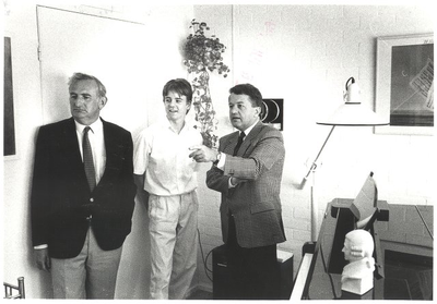 foto-12423 Burgemeester Janssens en gemeentesecretaris Mok van Hoorn op bezoek bij pianist Niek van Oostrum, 1990