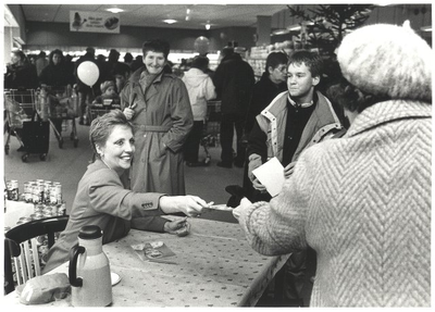 foto-12443 Actrice Carry Tefsen deelt handtekeningen uit bij supermarkt Albert Heijn in Hoorn, 1990