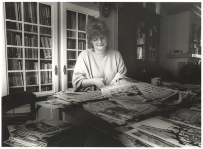 foto-12493 Trudy de Rooy bewaart moderne geschiedenis van Hoorn in kranteknipsels, 1991