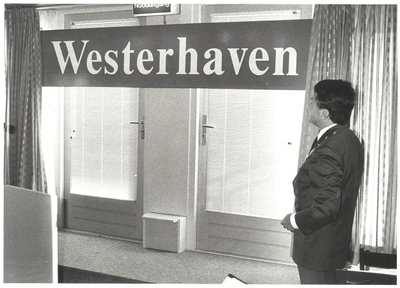 foto-11972 Burgemeester Janssens onthult bord met de naam'Westerhaven' ter gelegenheid van officiële opening nieuwbouw ...