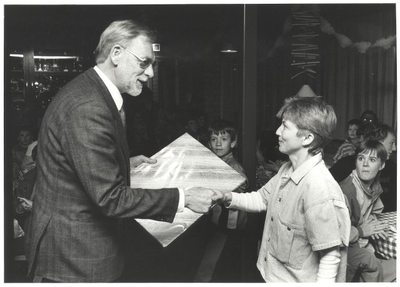 foto-11974 Wethouder J.K. van der Werff ontvangt Deense sporters in Hoorn, 1990, april